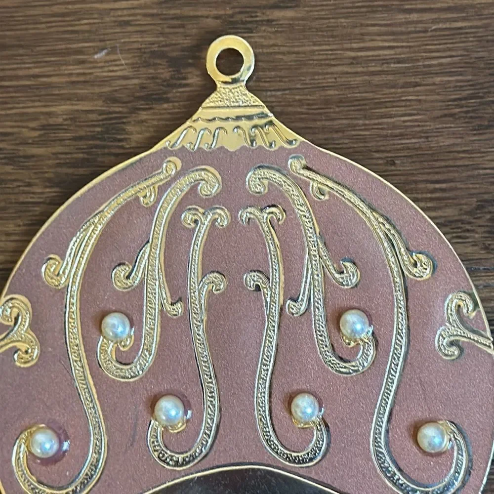 Vintage 1992 Gloria Duchin gold brass pink painted round ornament‎ with pearls
